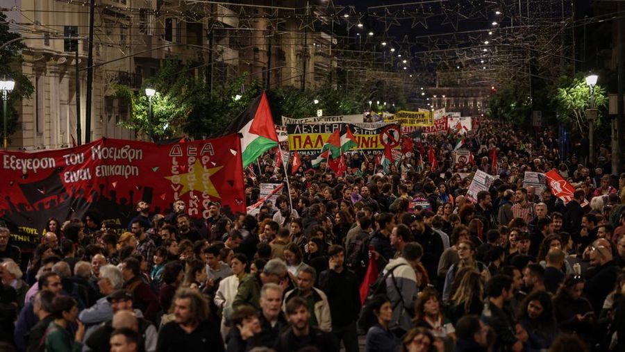 Para pengunjuk rasa berbaris selama demonstrasi yang menandai peringatan 52 tahun pemberontakan mahasiswa tahun 1973 terhadap junta militer yang memerintah negara saat itu, di Athena, Yunani, 17 November 2025. (REUTERS/Stelios Misinas)