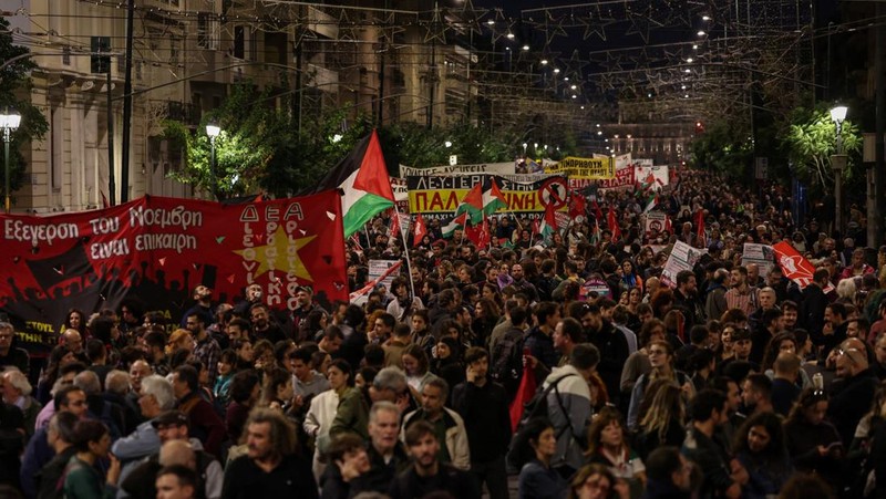 Para pengunjuk rasa berbaris selama demonstrasi yang menandai peringatan 52 tahun pemberontakan mahasiswa tahun 1973 terhadap junta militer yang memerintah negara saat itu, di Athena, Yunani, 17 November 2025. (REUTERS/Stelios Misinas)