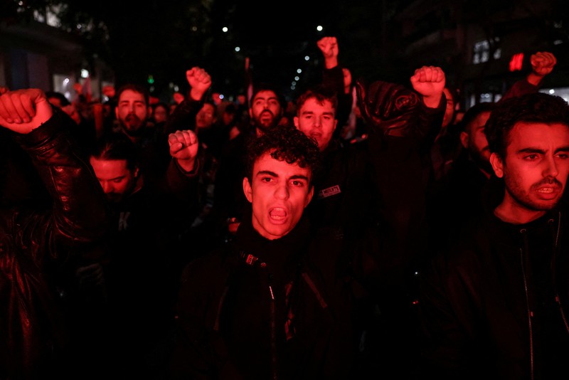 Para pengunjuk rasa berbaris selama demonstrasi yang menandai peringatan 52 tahun pemberontakan mahasiswa tahun 1973 terhadap junta militer yang memerintah negara saat itu, di Athena, Yunani, 17 November 2025. (REUTERS/Stelios Misinas)