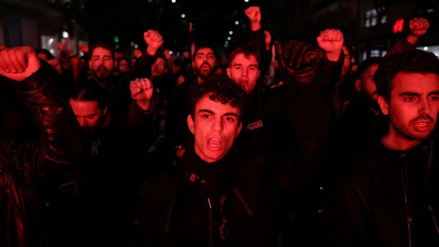 Para pengunjuk rasa berbaris selama demonstrasi yang menandai peringatan 52 tahun pemberontakan mahasiswa tahun 1973 terhadap junta militer yang memerintah negara saat itu, di Athena, Yunani, 17 November 2025. (REUTERS/Stelios Misinas)