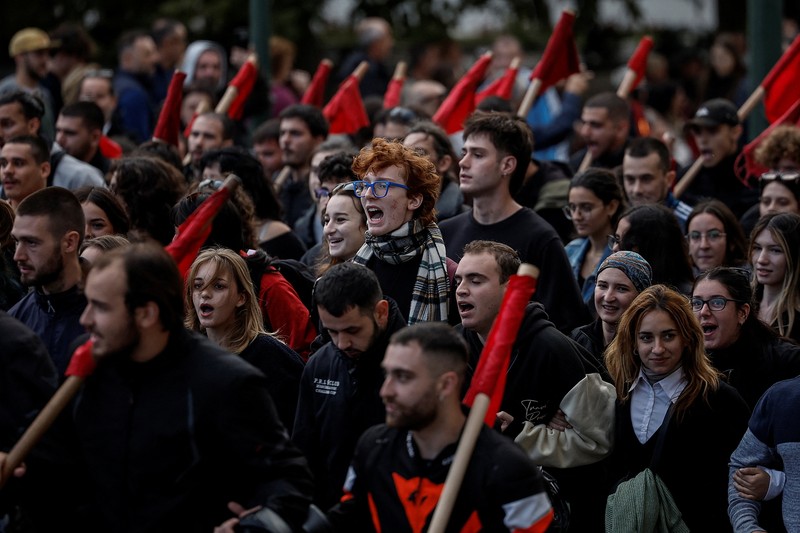 Para pengunjuk rasa berbaris selama demonstrasi yang menandai peringatan 52 tahun pemberontakan mahasiswa tahun 1973 terhadap junta militer yang memerintah negara saat itu, di Athena, Yunani, 17 November 2025. (REUTERS/Stelios Misinas)