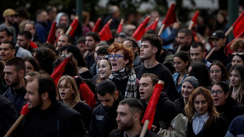 Para pengunjuk rasa berbaris selama demonstrasi yang menandai peringatan 52 tahun pemberontakan mahasiswa tahun 1973 terhadap junta militer yang memerintah negara saat itu, di Athena, Yunani, 17 November 2025. (REUTERS/Stelios Misinas)