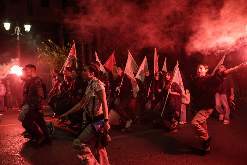 Para pengunjuk rasa berbaris selama demonstrasi yang menandai peringatan 52 tahun pemberontakan mahasiswa tahun 1973 terhadap junta militer yang memerintah negara saat itu, di Athena, Yunani, 17 November 2025. (REUTERS/Stelios Misinas)