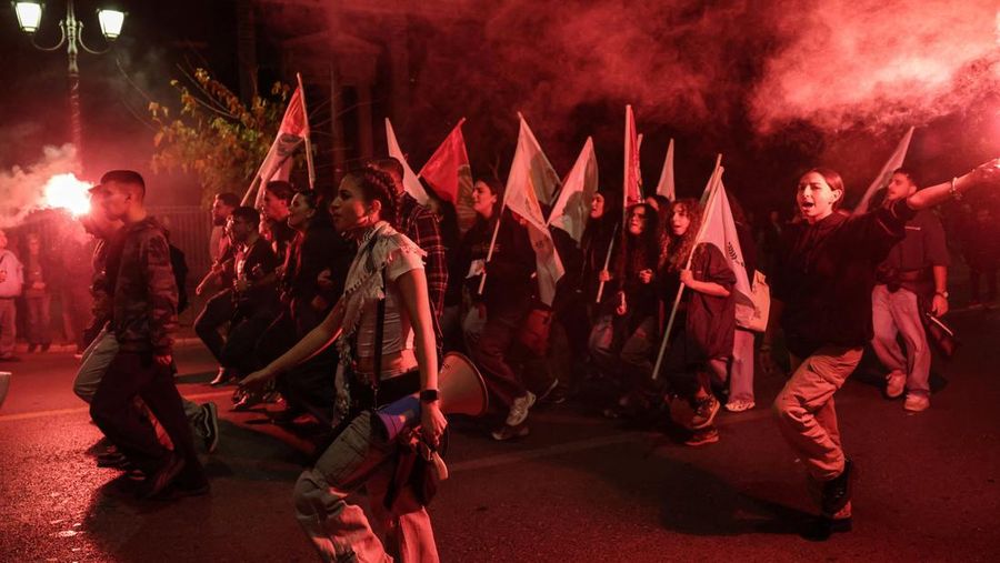 Para pengunjuk rasa berbaris selama demonstrasi yang menandai peringatan 52 tahun pemberontakan mahasiswa tahun 1973 terhadap junta militer yang memerintah negara saat itu, di Athena, Yunani, 17 November 2025. (REUTERS/Stelios Misinas)