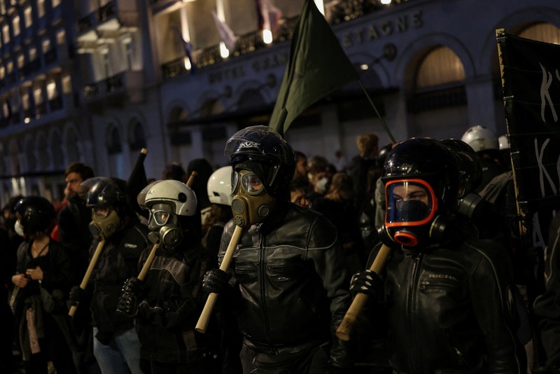 Para pengunjuk rasa berbaris selama demonstrasi yang menandai peringatan 52 tahun pemberontakan mahasiswa tahun 1973 terhadap junta militer yang memerintah negara saat itu, di Athena, Yunani, 17 November 2025. (REUTERS/Stelios Misinas)