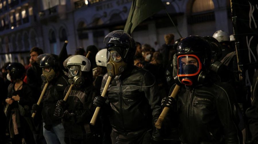 Para pengunjuk rasa berbaris selama demonstrasi yang menandai peringatan 52 tahun pemberontakan mahasiswa tahun 1973 terhadap junta militer yang memerintah negara saat itu, di Athena, Yunani, 17 November 2025. (REUTERS/Stelios Misinas)