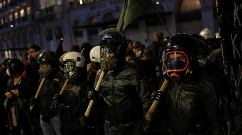 Para pengunjuk rasa berbaris selama demonstrasi yang menandai peringatan 52 tahun pemberontakan mahasiswa tahun 1973 terhadap junta militer yang memerintah negara saat itu, di Athena, Yunani, 17 November 2025. (REUTERS/Stelios Misinas)