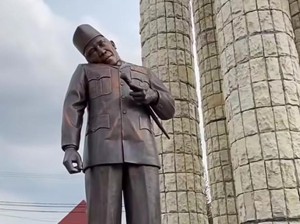 Viral Kepala Patung Sukarno di Indramayu Miring gegara Tertimpa Tenda