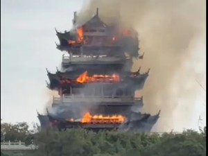 Turis Nyalakan Dupa Persembahan, eh Kuil Kuno Malah Kebakaran