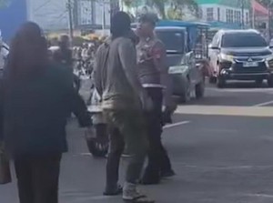 Video: Tak Terima Ditilang, Pemotor Nyaris Pukul Polantas di Maros