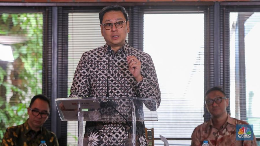 President Director of PT Bank DBS Indonesia, Lim Chu Chong menyampaikan Keynote Speech dalam CNBC Indonesia Coffee Morning dengan tema “Building National Energy Security” di Amanaia Resto, Menteng, Jakarta,  Selasa (18/11/2025). (CNBC Indonesia/Faisal Rahman)