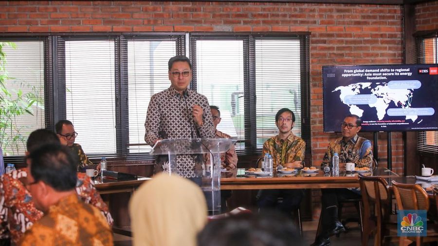 President Director of PT Bank DBS Indonesia, Lim Chu Chong menyampaikan Keynote Speech dalam CNBC Indonesia Coffee Morning dengan tema “Building National Energy Security” di Amanaia Resto, Menteng, Jakarta,  Selasa (18/11/2025). (CNBC Indonesia/Faisal Rahman)