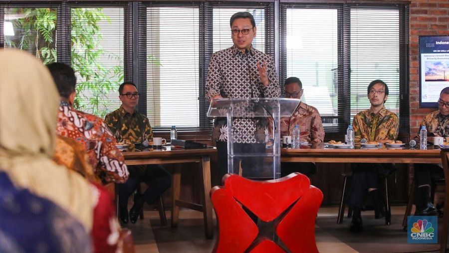 President Director of PT Bank DBS Indonesia, Lim Chu Chong menyampaikan Keynote Speech dalam CNBC Indonesia Coffee Morning dengan tema “Building National Energy Security” di Amanaia Resto, Menteng, Jakarta,  Selasa (18/11/2025). (CNBC Indonesia/Faisal Rahman)