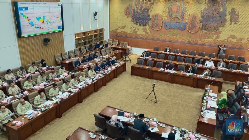 Rapat Kerja Komisi VI DPR RI bersama Kementerian Koperasi dan PT Agrinas di kompleks parlemen, Jakarta, Selasa (18/11/2025). (CNBC Indonesia/Martyasari Rizky)