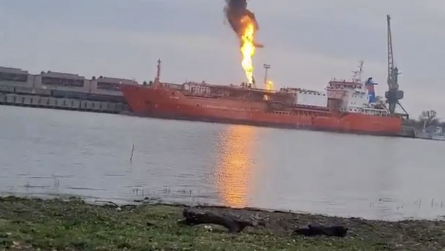 Sebuah video memperlihatkan sebuah kapal tanker gas Turki di dekat pantai Ukraina yang menyebabkan kobaran api yang membumbung ke langit akibat serangan pesawat nirawak Rusia. (Tangkapan Layar Video X/@jurgen_nauditt)