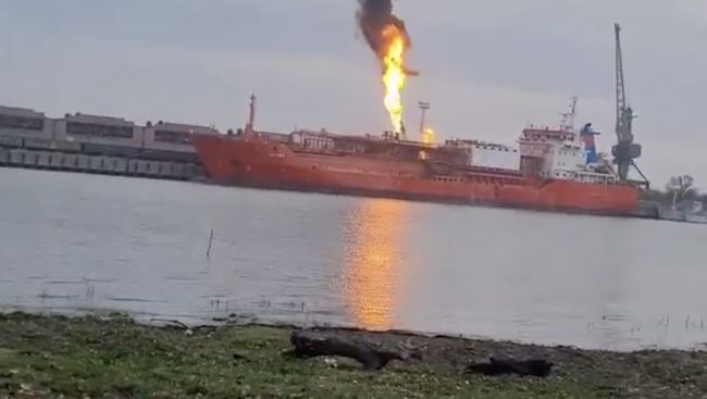 Kapal Tanker Negara NATO Terbakar Dihantam Drone, Rusia Pelakunya?
