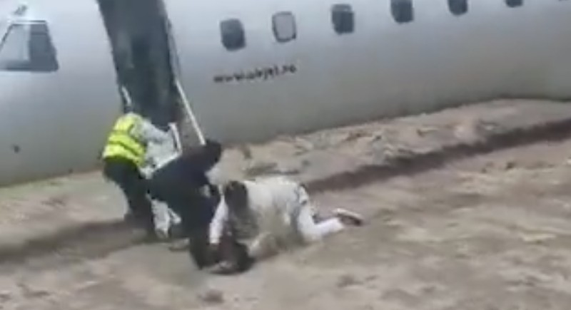 Sebuah video merekam detik-detik penumpang dan Menteri Pertambangan Kongo, Louis Watum Kabamba berserta delegasinya menyelamatkan diri usai pesawat yang mereka tumpangi keluar landasan dan terbakar saat mendarat di Kolwezi, Republik Demokratik Kongo. (Tangkapan Layar Video X/@aviationbrk)