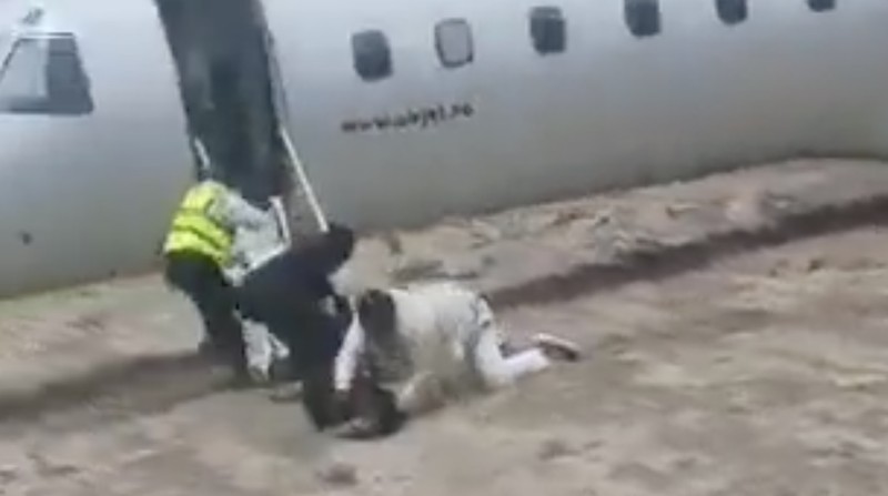 Sebuah video merekam detik-detik penumpang dan Menteri Pertambangan Kongo, Louis Watum Kabamba berserta delegasinya menyelamatkan diri usai pesawat yang mereka tumpangi keluar landasan dan terbakar saat mendarat di Kolwezi, Republik Demokratik Kongo. (Tangkapan Layar Video X/@aviationbrk)