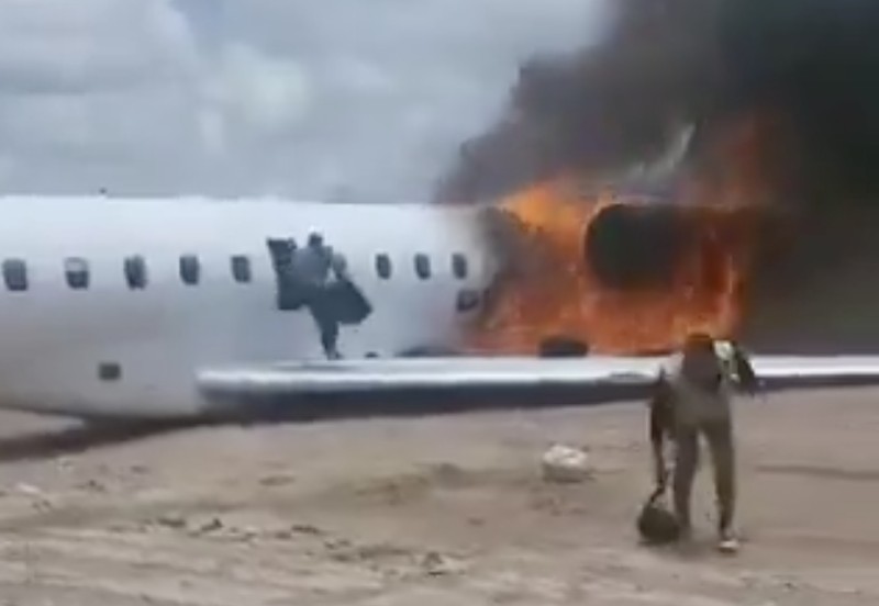 Sebuah video merekam detik-detik penumpang dan Menteri Pertambangan Kongo, Louis Watum Kabamba berserta delegasinya menyelamatkan diri usai pesawat yang mereka tumpangi keluar landasan dan terbakar saat mendarat di Kolwezi, Republik Demokratik Kongo. (Tangkapan Layar Video X/@aviationbrk)