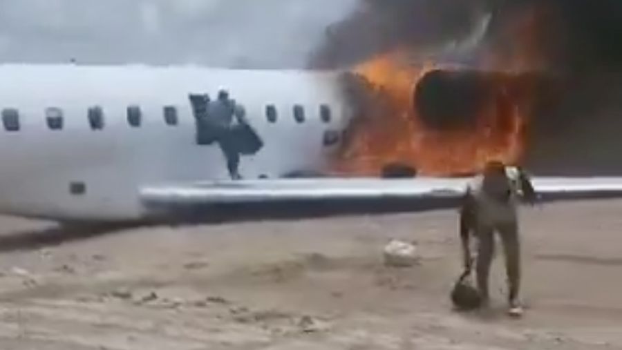 Sebuah video merekam detik-detik penumpang dan Menteri Pertambangan Kongo, Louis Watum Kabamba berserta delegasinya menyelamatkan diri usai pesawat yang mereka tumpangi keluar landasan dan terbakar saat mendarat di Kolwezi, Republik Demokratik Kongo. (Tangkapan Layar Video X/@aviationbrk)