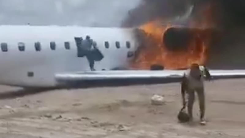 Sebuah video merekam detik-detik penumpang dan Menteri Pertambangan Kongo, Louis Watum Kabamba berserta delegasinya menyelamatkan diri usai pesawat yang mereka tumpangi keluar landasan dan terbakar saat mendarat di Kolwezi, Republik Demokratik Kongo. (Tangkapan Layar Video X/@aviationbrk)