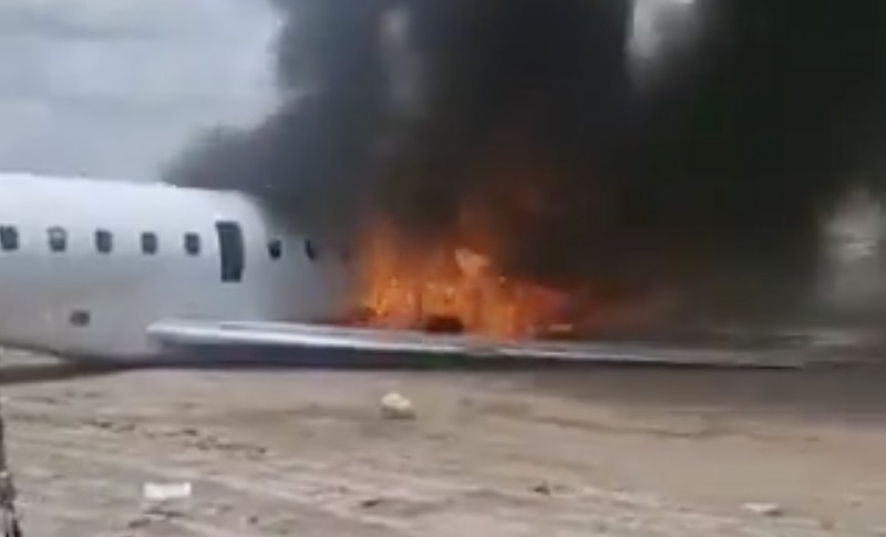 Sebuah video merekam detik-detik penumpang dan Menteri Pertambangan Kongo, Louis Watum Kabamba berserta delegasinya menyelamatkan diri usai pesawat yang mereka tumpangi keluar landasan dan terbakar saat mendarat di Kolwezi, Republik Demokratik Kongo. (Tangkapan Layar Video X/@aviationbrk)
