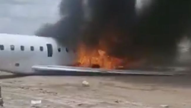 Pesawat Menteri dan Rombongan Tiba-Tiba Terbakar, Tergelincir Mendarat