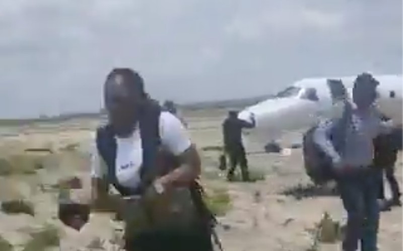 Sebuah video merekam detik-detik penumpang dan Menteri Pertambangan Kongo, Louis Watum Kabamba berserta delegasinya menyelamatkan diri usai pesawat yang mereka tumpangi keluar landasan dan terbakar saat mendarat di Kolwezi, Republik Demokratik Kongo. (Tangkapan Layar Video X/@aviationbrk)