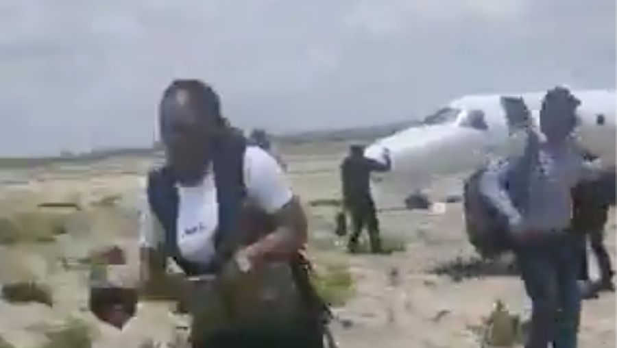 Sebuah video merekam detik-detik penumpang dan Menteri Pertambangan Kongo, Louis Watum Kabamba berserta delegasinya menyelamatkan diri usai pesawat yang mereka tumpangi keluar landasan dan terbakar saat mendarat di Kolwezi, Republik Demokratik Kongo. (Tangkapan Layar Video X/@aviationbrk)