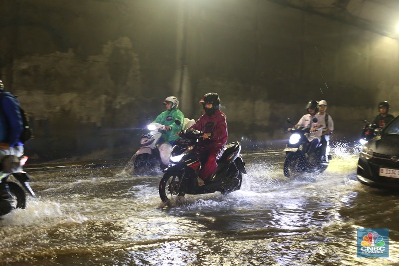 Sejumlah kendaraan melewati genangan di depan kantor Kementerian Pertahanan atau tepatnya di terowongan Halim Lama arah UKI Cawang atau Terowongan Cawang, Jakarta Timur, Selasa (18/11/2025). (CNBC Indonesia/Tias Budiarto)