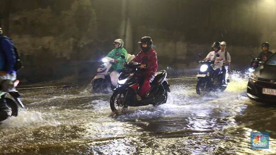 Sejumlah kendaraan melewati genangan di depan kantor Kementerian Pertahanan atau tepatnya di terowongan Halim Lama arah UKI Cawang atau Terowongan Cawang, Jakarta Timur, Selasa (18/11/2025). (CNBC Indonesia/Tias Budiarto)