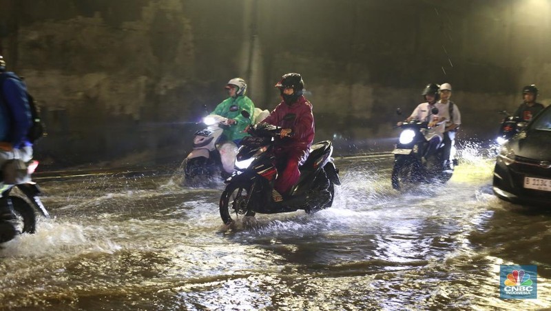 Sejumlah kendaraan melewati genangan di depan kantor Kementerian Pertahanan atau tepatnya di terowongan Halim Lama arah UKI Cawang atau Terowongan Cawang, Jakarta Timur, Selasa (18/11/2025). (CNBC Indonesia/Tias Budiarto)