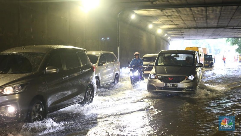 Sejumlah kendaraan melewati genangan di depan kantor Kementerian Pertahanan atau tepatnya di terowongan Halim Lama arah UKI Cawang atau Terowongan Cawang, Jakarta Timur, Selasa (18/11/2025). (CNBC Indonesia/Tias Budiarto)