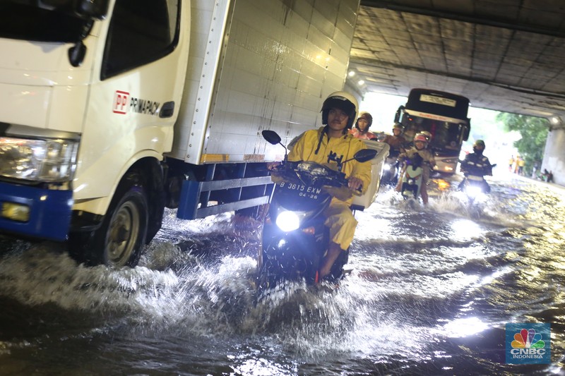 Sejumlah kendaraan melewati genangan di depan kantor Kementerian Pertahanan atau tepatnya di terowongan Halim Lama arah UKI Cawang atau Terowongan Cawang, Jakarta Timur, Selasa (18/11/2025). (CNBC Indonesia/Tias Budiarto)