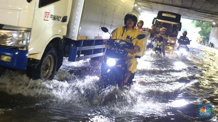 Sejumlah kendaraan melewati genangan di depan kantor Kementerian Pertahanan atau tepatnya di terowongan Halim Lama arah UKI Cawang atau Terowongan Cawang, Jakarta Timur, Selasa (18/11/2025). (CNBC Indonesia/Tias Budiarto)