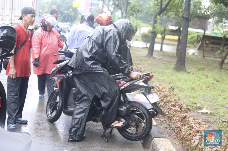 Sejumlah kendaraan melewati genangan di depan kantor Kementerian Pertahanan atau tepatnya di terowongan Halim Lama arah UKI Cawang atau Terowongan Cawang, Jakarta Timur, Selasa (18/11/2025). (CNBC Indonesia/Tias Budiarto)