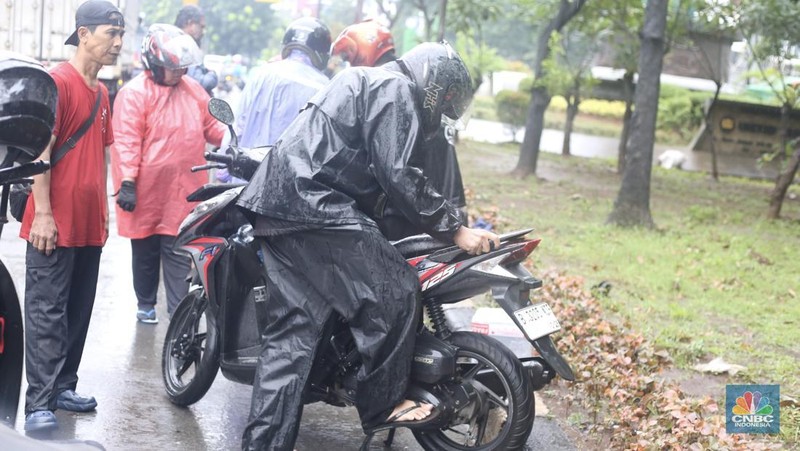 Sejumlah kendaraan melewati genangan di depan kantor Kementerian Pertahanan atau tepatnya di terowongan Halim Lama arah UKI Cawang atau Terowongan Cawang, Jakarta Timur, Selasa (18/11/2025). (CNBC Indonesia/Tias Budiarto)