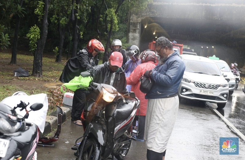 Sejumlah kendaraan melewati genangan di depan kantor Kementerian Pertahanan atau tepatnya di terowongan Halim Lama arah UKI Cawang atau Terowongan Cawang, Jakarta Timur, Selasa (18/11/2025). (CNBC Indonesia/Tias Budiarto)