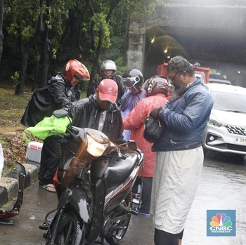 Terowongan Halim Cawang Banjir, Motor Coba Terobos Akhirnya Mogok