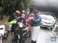 Terowongan Halim Cawang Banjir, Motor Coba Terobos Akhirnya Mogok