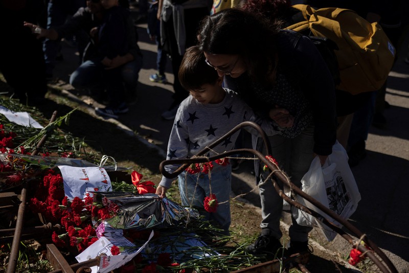 Para pengunjuk rasa berbaris selama demonstrasi yang menandai peringatan 52 tahun pemberontakan mahasiswa tahun 1973 terhadap junta militer yang memerintah negara saat itu, di Athena, Yunani, 17 November 2025. (REUTERS/Stelios Misinas)