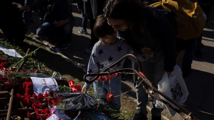 Para pengunjuk rasa berbaris selama demonstrasi yang menandai peringatan 52 tahun pemberontakan mahasiswa tahun 1973 terhadap junta militer yang memerintah negara saat itu, di Athena, Yunani, 17 November 2025. (REUTERS/Stelios Misinas)