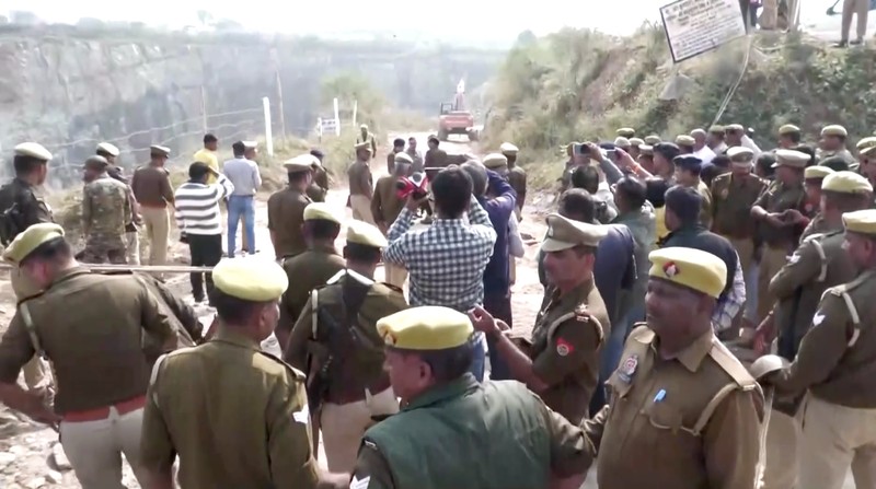 Anggota Pasukan Tanggap Bencana Nasional (NDRF) melakukan operasi penyelamatan di lokasi, setelah sebagian tambang batu runtuh selama aktivitas peledakan di dekat area pertambangan Billi Markundi di distrik Sonbhadra, Uttar Pradesh, India, 16 November 2025. (NDRF/Handout via REUTERS)