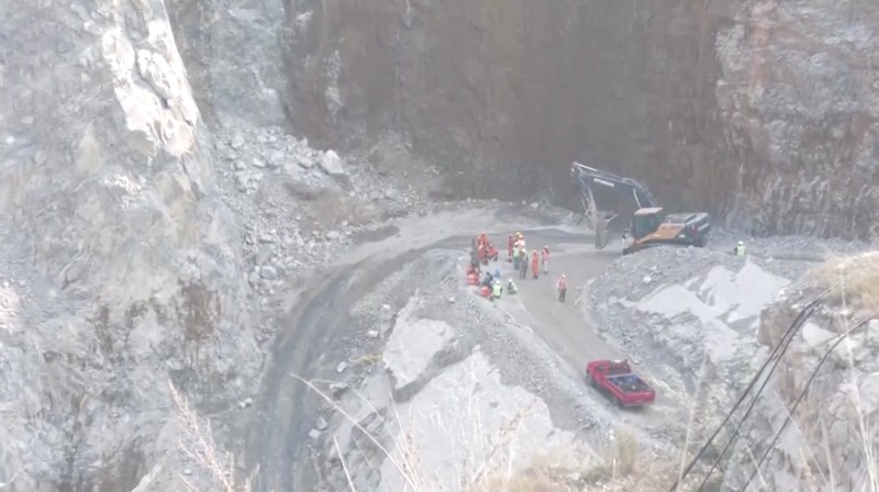 Anggota Pasukan Tanggap Bencana Nasional (NDRF) melakukan operasi penyelamatan di lokasi, setelah sebagian tambang batu runtuh selama aktivitas peledakan di dekat area pertambangan Billi Markundi di distrik Sonbhadra, Uttar Pradesh, India, 16 November 2025. (NDRF/Handout via REUTERS)