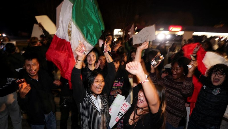 A demonstrator waves a Mexican flag from inside a moving car as people take part in a protest, after federal authorities conducted raids, expanding their crackdown on illegal immigration, in Charlotte, North Carolina, U.S., November 17, 2025.  REUTERS/Sam Wolfe