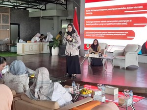 Ineu Ajak Perempuan Muda Berani Masuk Dunia Politik