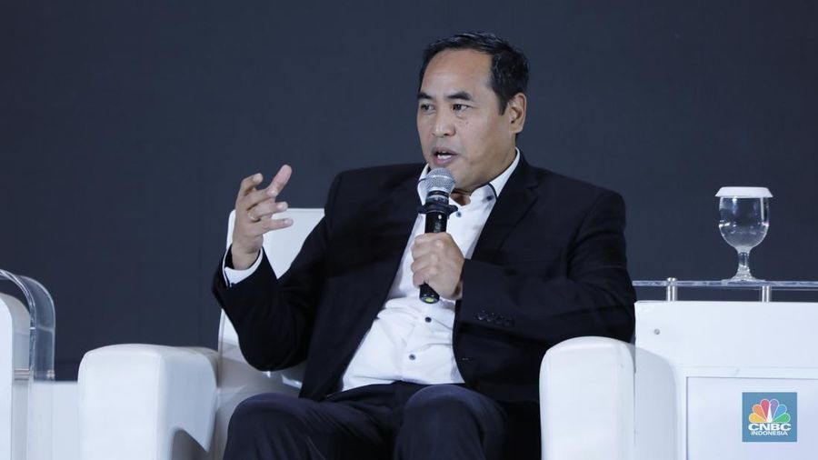 Asisten Deputi Ekonomi Sirkuler dan Dampak Lingkungan Kementerian Koordinator Pangan, Rofi Alhanif memberi pemaparan dalam diskusi panel di acara Waste to Energy Investment Forum 2025 dengan tema ”Economic Gains, Environmental Wins” di Gedung Menara Bank Mega, Jakarta, Rabu (19/11/2025). (CNBC Indonesia/Tri Susilo)