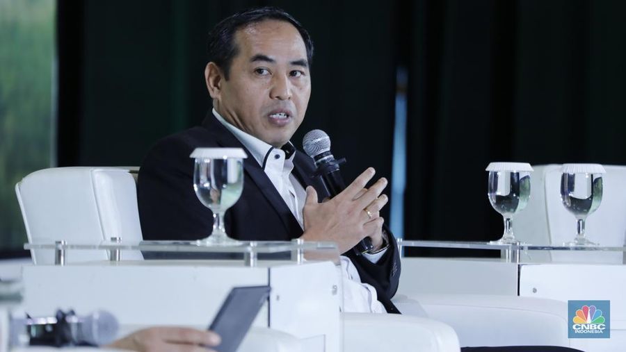 Asisten Deputi Ekonomi Sirkuler dan Dampak Lingkungan Kementerian Koordinator Pangan, Rofi Alhanif memberi pemaparan dalam diskusi panel di acara Waste to Energy Investment Forum 2025 dengan tema ”Economic Gains, Environmental Wins” di Gedung Menara Bank Mega, Jakarta, Rabu (19/11/2025). (CNBC Indonesia/Tri Susilo)