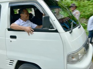 Video: Aksi Menteri Bahlil Narik Angkot di Fakfak, Kenang Masa Lalu