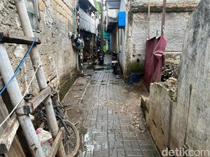 Banjir di Rawa Buaya Jakbar Surut, Warga Mulai Bersih-bersih